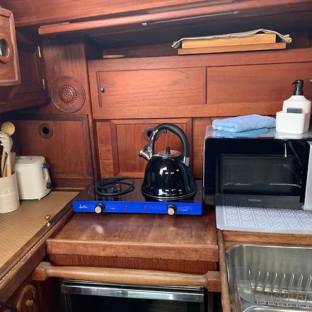 Unique Wooden Sail Yacht + 2 Bikes Included! Hotel ซานต์อาเตรียเดเบซอซ ภายนอก รูปภาพ